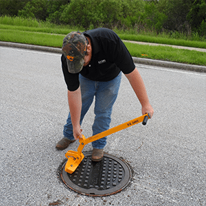 MANHOLE COVER LIFTER 
